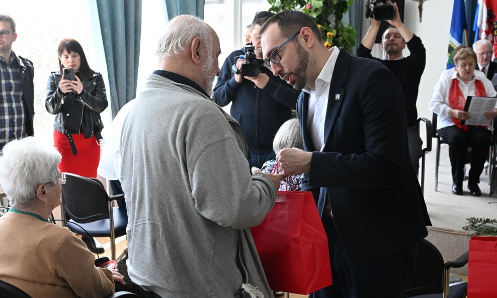 Gradonačelnik Tomislav Tomašević posjetio je dom za starije osobe