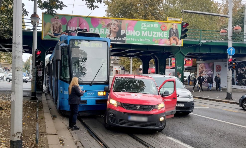 Sudar tramvaja i dostavnog vozila na Savskoj cesti u Zagrebu