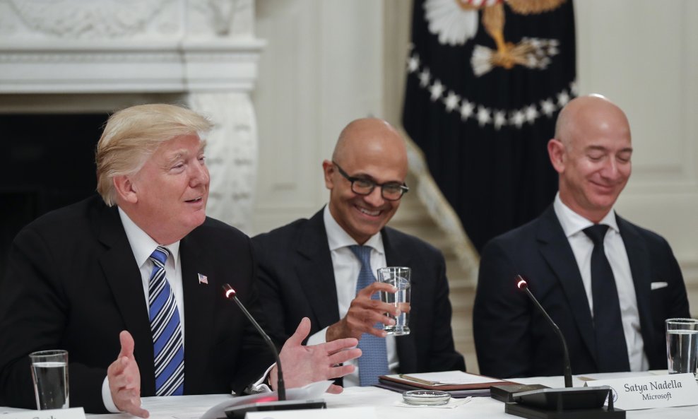 Donald Trump (lijevo) i Jeff Bezos (desno) na sastanku s tech magnatima u Bijeloj kući