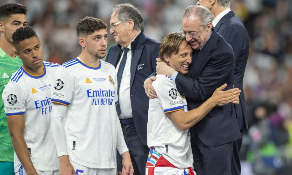 Modrić u zagrljaju s Florentinom Perezom