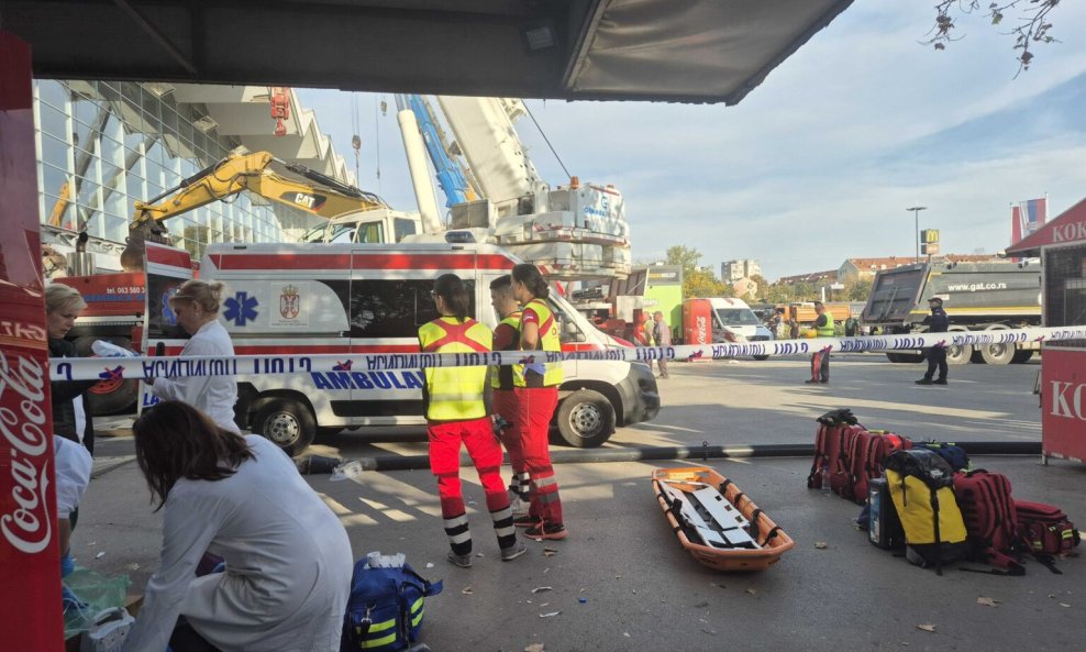 Urušio se dio nadstrešnice ispred Glavnog željezničkog kolodovora u Novom Sadu