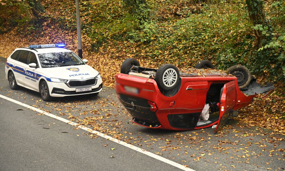 Prevrnuti automobil na zagrebačkom Tuškancu