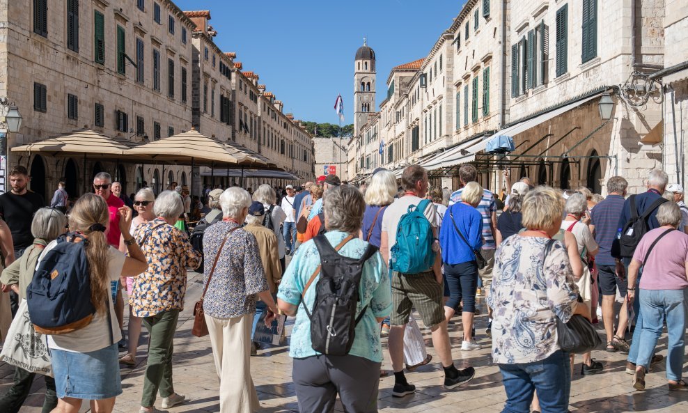 Ilustracija / Turisti u Dubrovniku