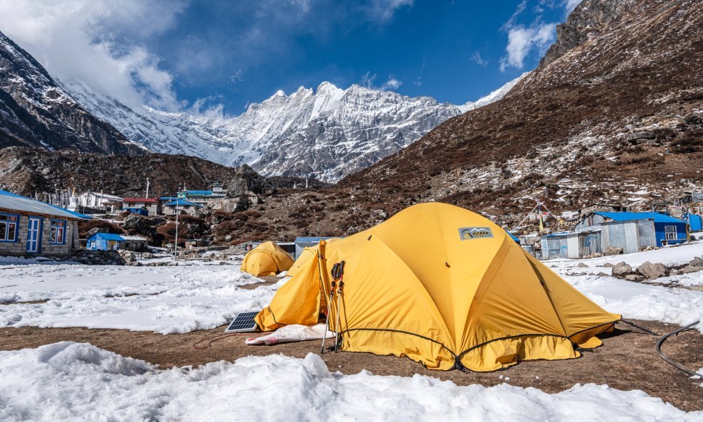 Kamp u podnožju vrha  Langtang Lirunga