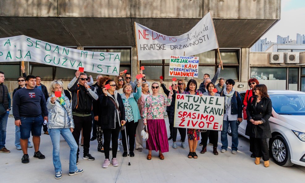 Split: Građanska inicijativa Spasimo Kozjak i Kaštela održala je prosvjed protiv gradnje tunela