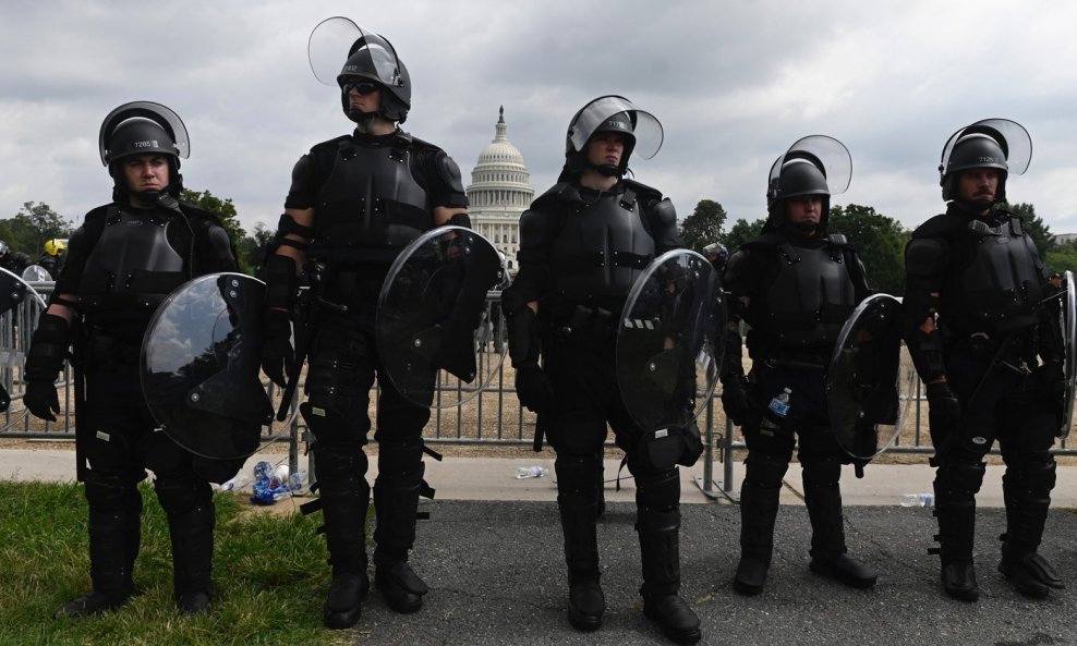 Američka policija ispred Kapitola