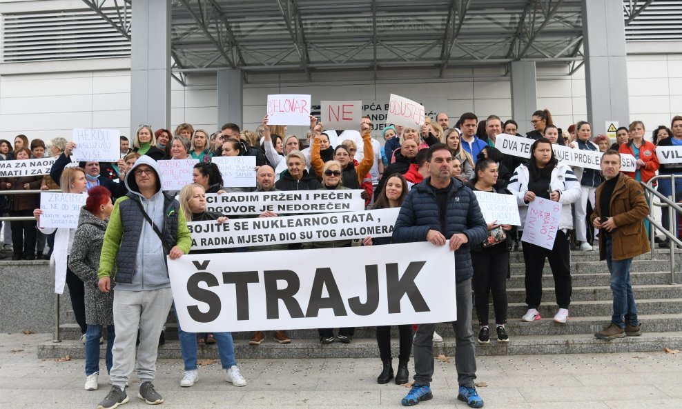 Štrajk zdravstvenih djelatnika ispred Opće bolnice Bjelovar