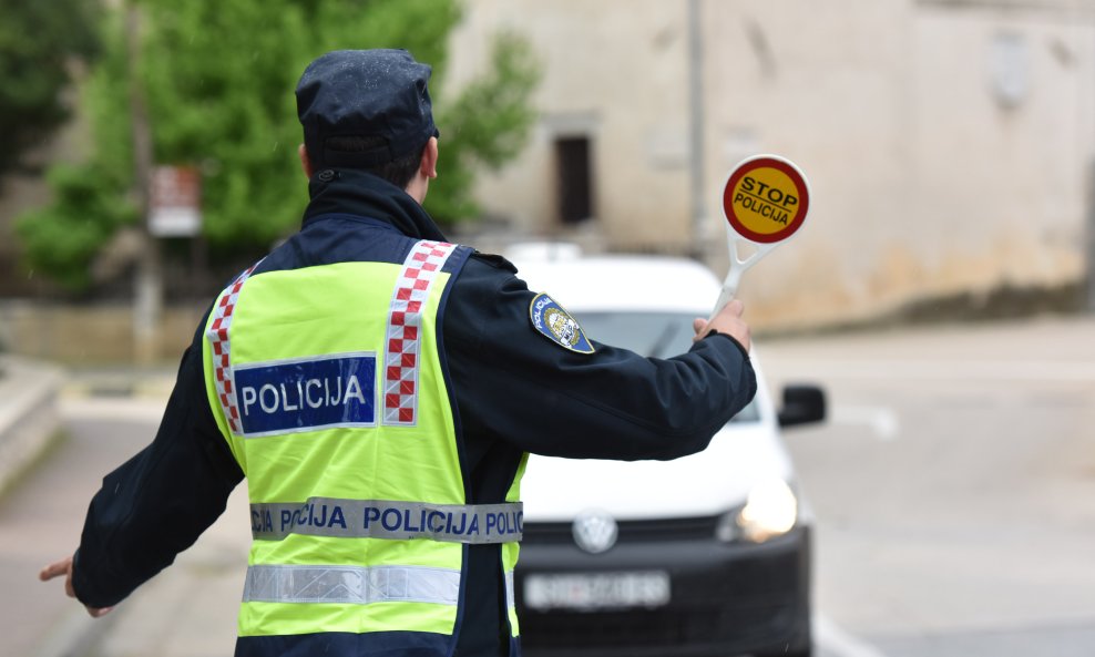 Ilustracija / Policajac