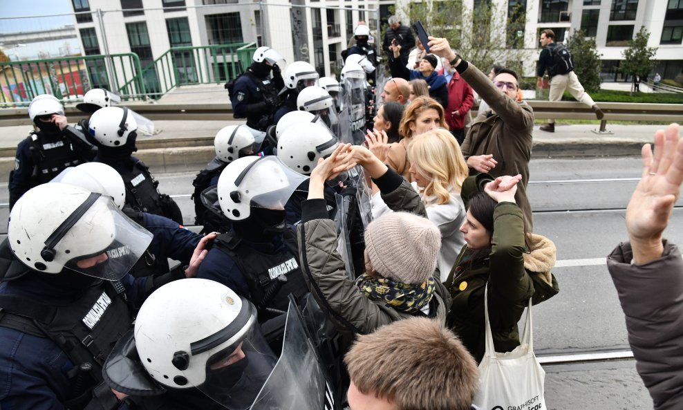 Beograd: Građani pokušali probiti kordon policije na Starom savskom mostu