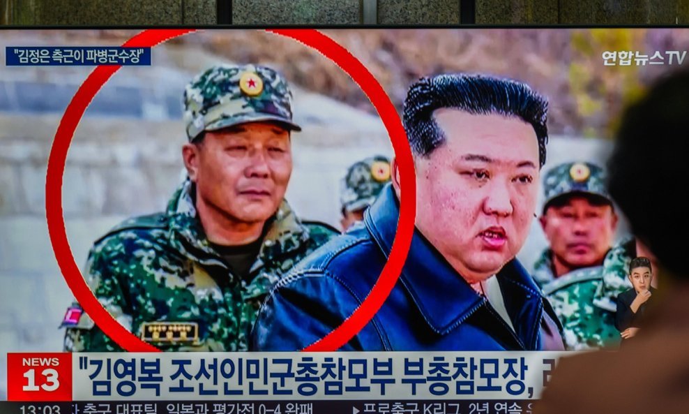 General pukovnik Kim Yong Bok (u crvenom krugu iza 'Dragog Vođe' Kim Jong-una) zamjenik je načelnika Glavnog stožera sjevernokorejske vojske, a nije objavljeno je li on ranjen ili jedan od druga dva korejska generala koji su raspoređeni u Rusiji