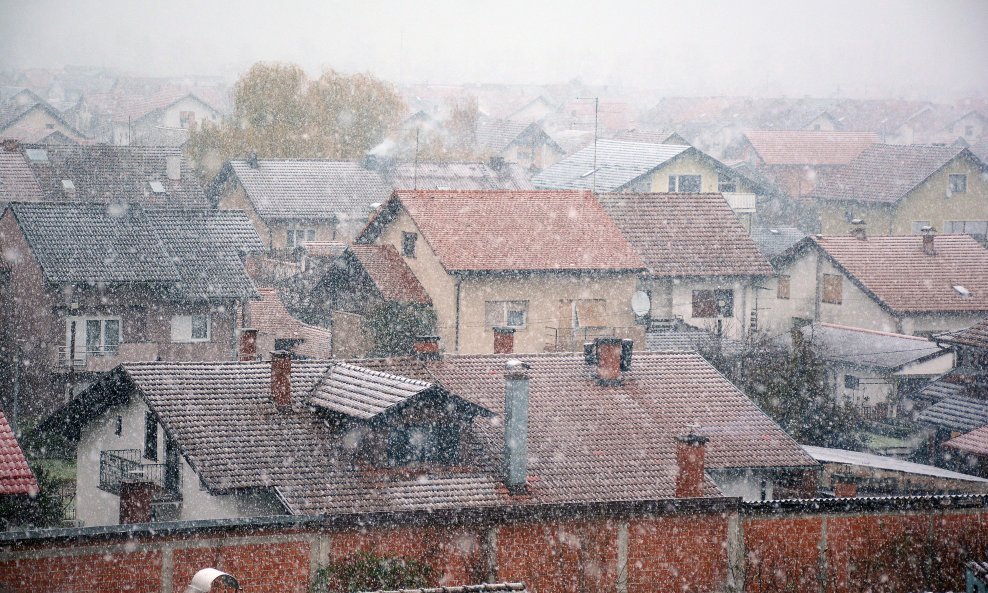 Gusti snijeg počeo padati u Sisku