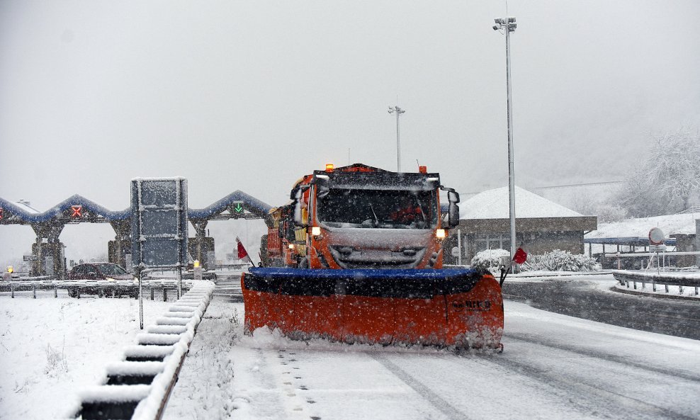 Zimski uvjeti na dionici autoceste A1 kod Otočca