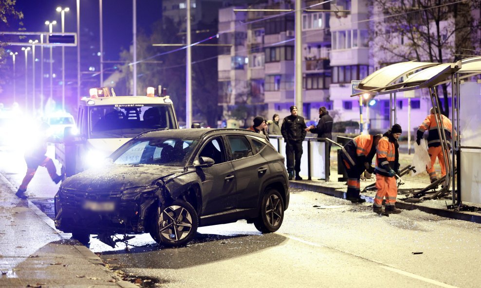 Auto se zabio u tramvajsku stanicu na Prečkom