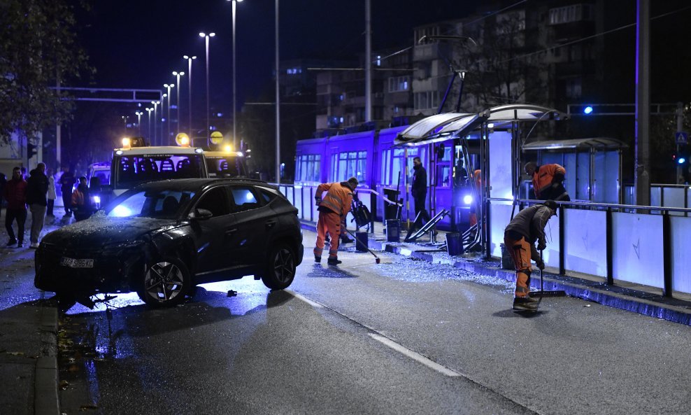 Zagreb: Auto na Horvaćanskoj naletio na tramvajsku stanicu