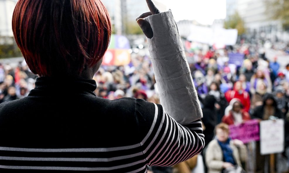 Žena s gipsom u ruci na prosvjedu povodom Međunarodnog dana protiv nasilja nad ženana u Bruxellesu