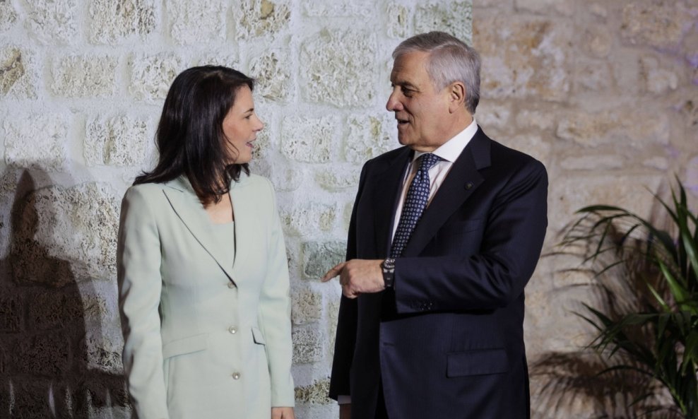 Annalena Baerbock i Antonio Tajani na sastanku skupine G7