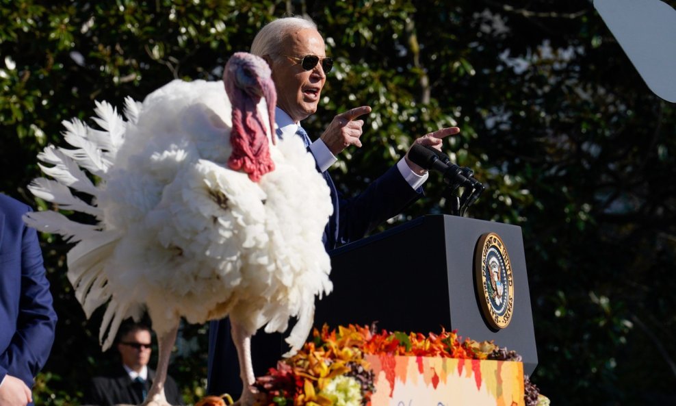 Joe Biden posljednji je put pomilovao purice uoči Dana zahvalnosti u SAD-u