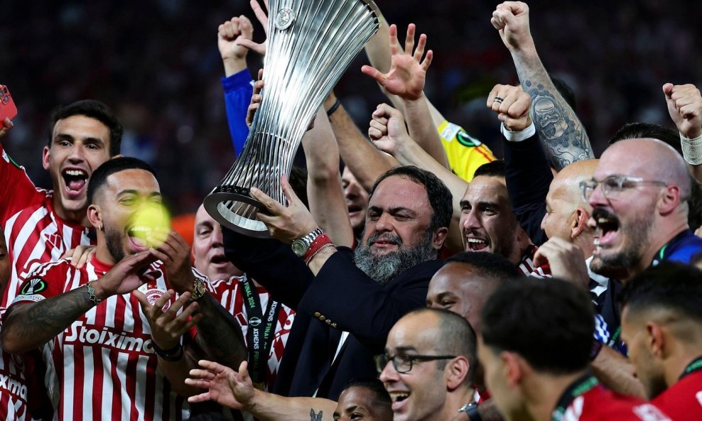 Predsjednik Olympiacosa Evangelos Marinakis s peharom u rukama