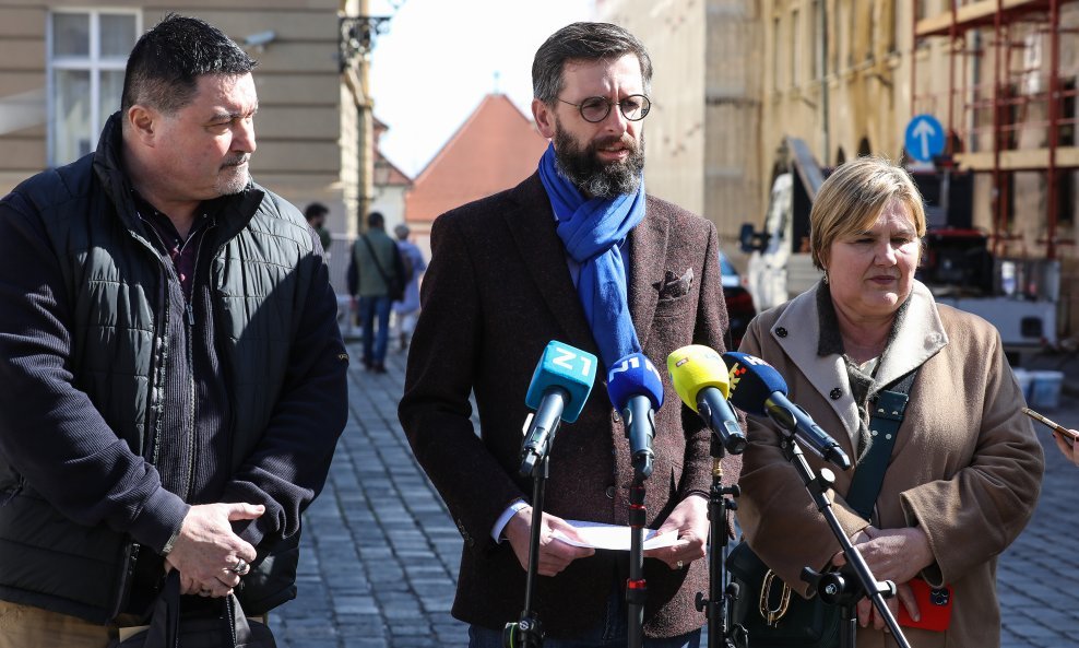 Udruga 'U ime obitelji' odrzala je konferenciju za medije na Trgu sv. Marka. Novinarima su se obratili Zeljka Markic,Herman Vukusic i Karlo Novosel