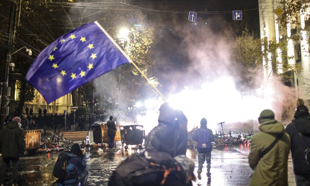 Stanovnici glavnog gruzijskog grada Tbilisija prosvjeduju zato što je Vlada odlučila odgoditi pregovore o ulasku u EU.