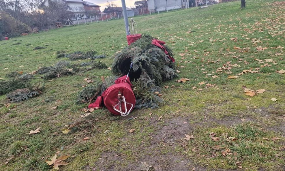 Uništeni adventski vijenac ispred Župe Kraljice mučenika u Vukovaru