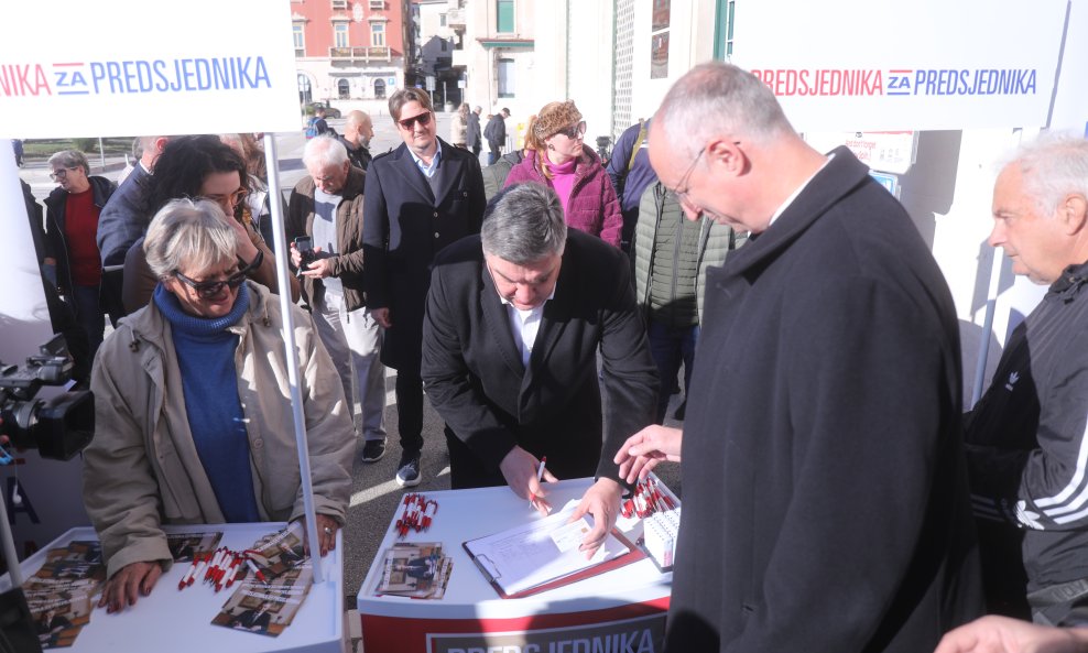 Predsjednik Republike Hrvatske Zoran Milanović prikupljao je potpise birača za podršku kandidaturi za predsjednika