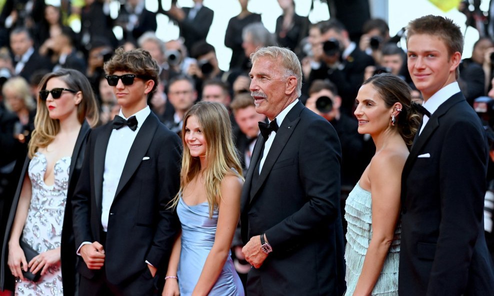 Kevin Costner s djecom na Filmskom festivalu u Cannesu