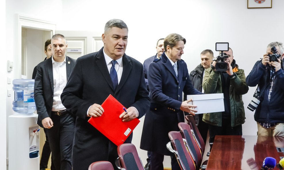 Predsjednik Republike Zoran Milanovic predao je prijedlog kandidature Drzavnom izbornom povjerenstvu (DIP)