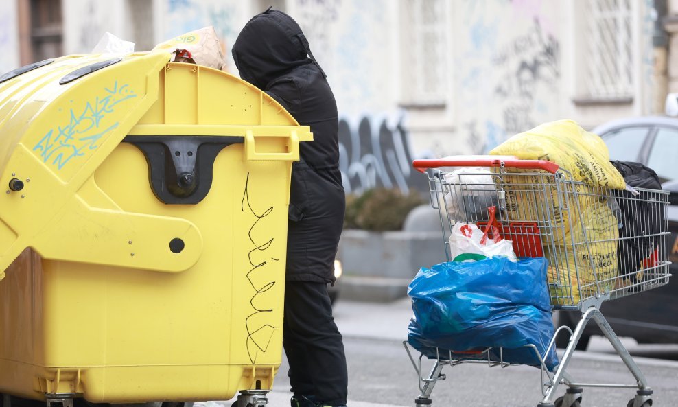 Skupljanje povratne plastične ambalaže iz kontejnera