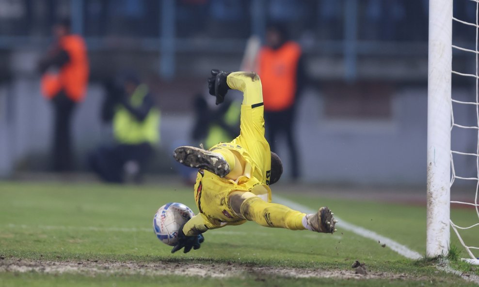 Gomna Gorice Ivan Banić 'skida' penal napadaču Hajduka Marku Livaji u 94. minuti utakmice 16. kola SuperSport HNL-a Gorica - Hajduk 1:0