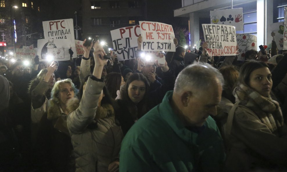 Ispred zgrade Radio Televizije Srbije (RTS) studenti prave buku za vrijeme Dnevnika RTS-a