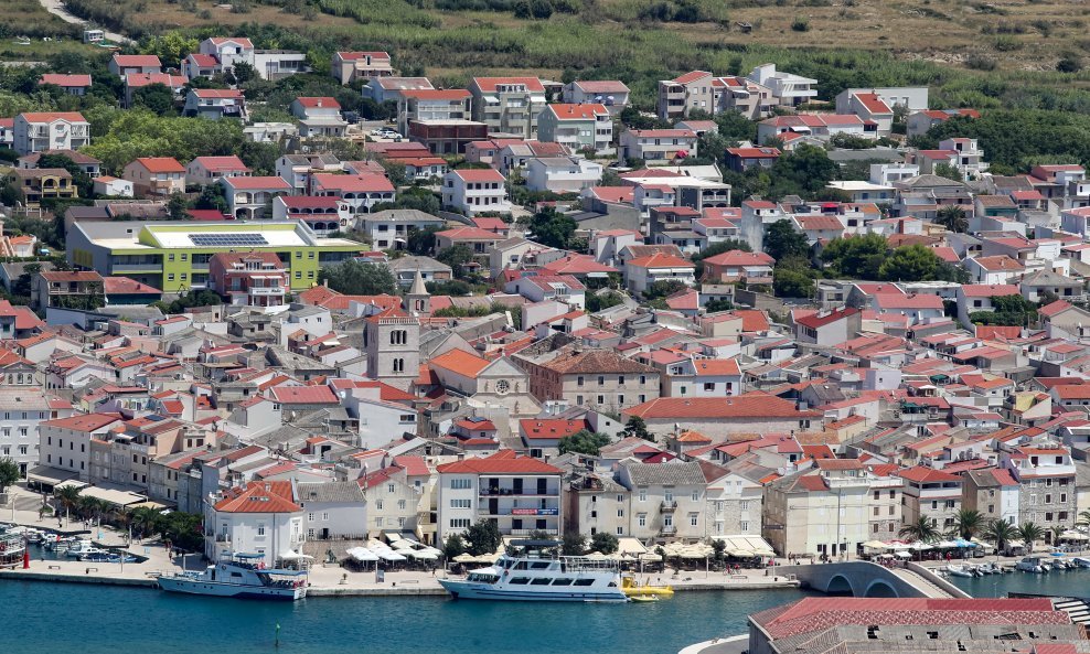 Pag je jedini hrvatski otok podijeljen između dvije županije što bi stvorilo probleme iznajmljivačima nakon uvođenja novog zakona