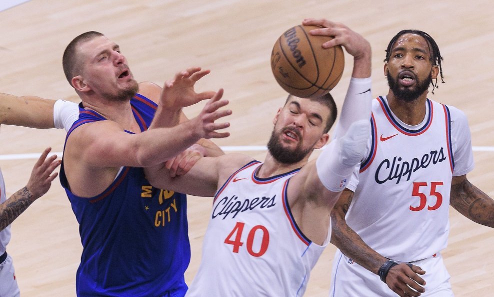 Ivica Zubac LA Clippers i Nikola Jokić Denver Nuggets