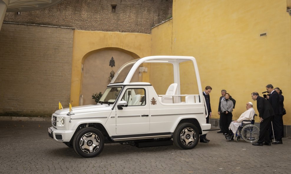 Papa Franjo dobio prvi električni 'papamobil' od Mercedes-Benza: G580 s EQ tehnologijom