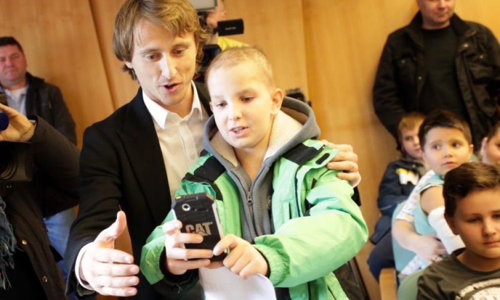 Luka Modrić u dječjoj bolnici u Klaićevoj (9)