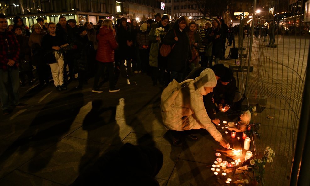 Građani Beograda odali počast žrtvama napada u OŠ Prečko u Zagrebu