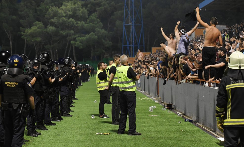 Policija na Šubićevcu