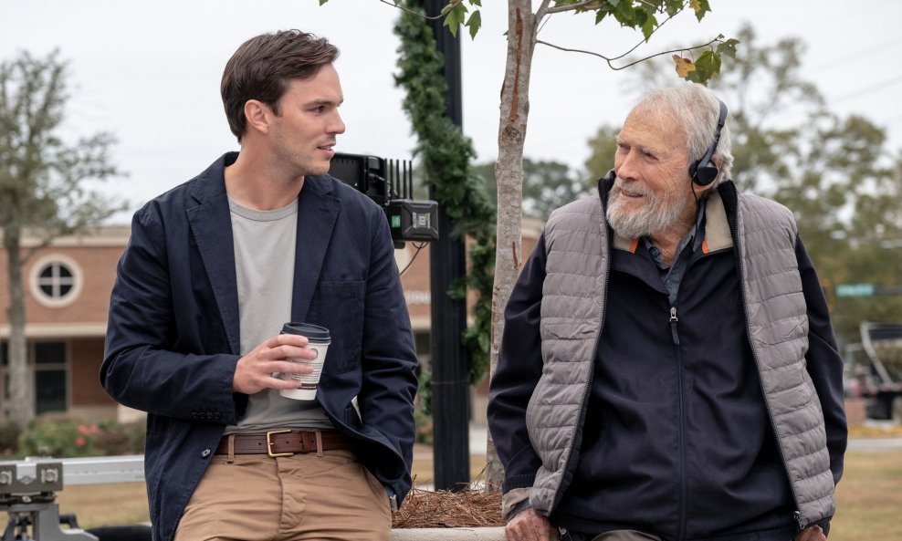 Nicholas Hoult i Clint Eastwood na setu filma 'Porotnik broj 2'