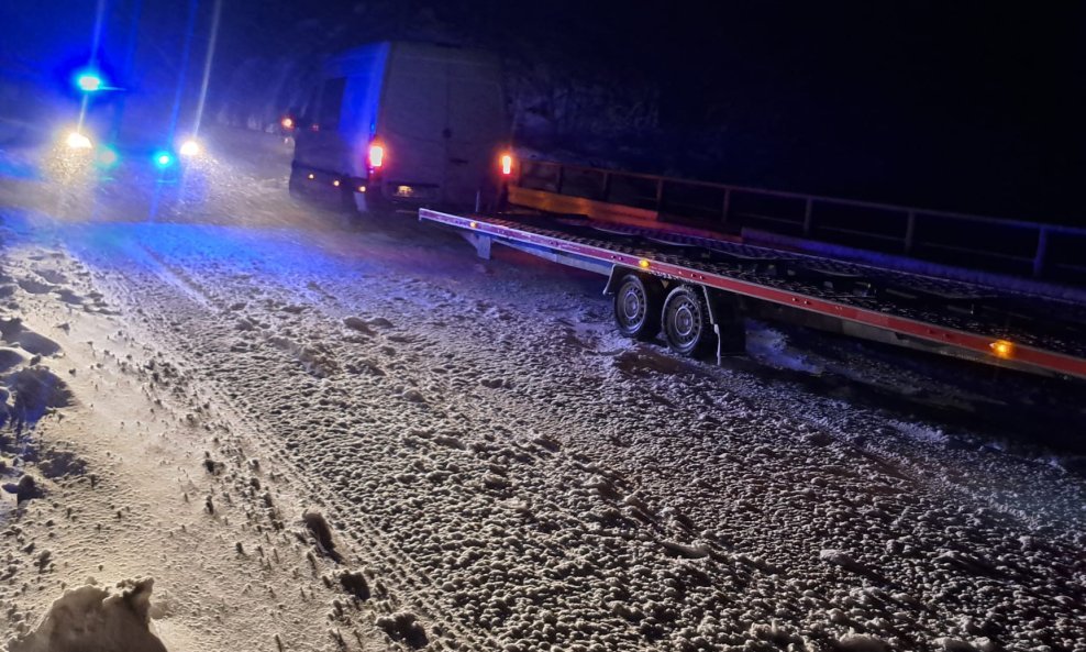 Šibenski HGSS-ovci tijekom noći spasili šestero ljudi koji su zaglavili u snijegu na cesti Knin - Gračac