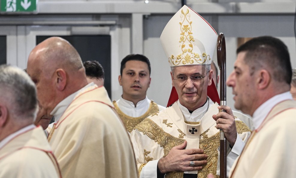 Nadbiskup Kutleša predvodio misu polnocku