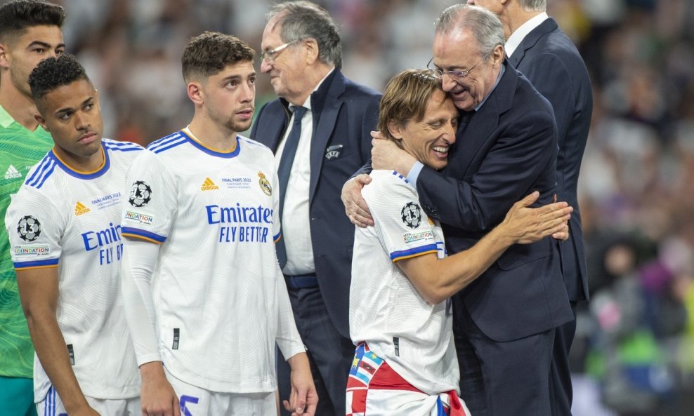 Florentino Perez i Luka Modrić u zagrljaju