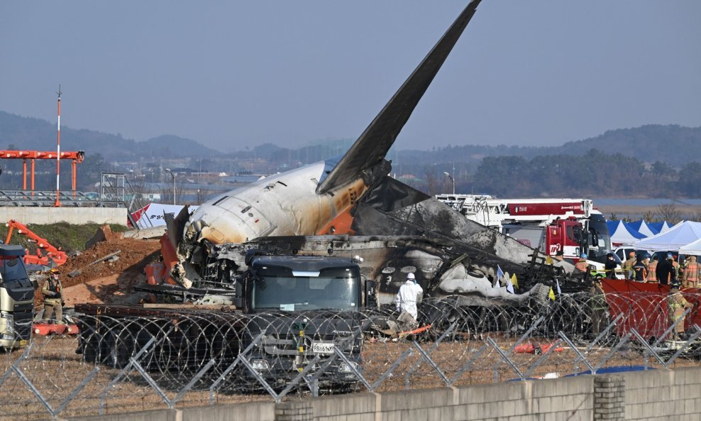 Boeing kompanije Jeju Air zabio se u zid na sletnoj pisti