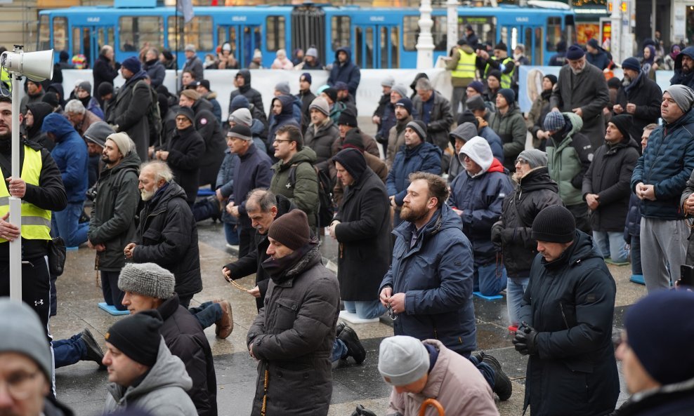 Molitelji su se okupili na Trgu bana Jelačića