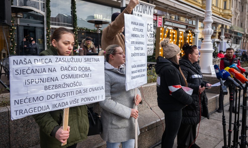 Prosvjed roditelja na Trgu bana Jelačića u Zagrebu