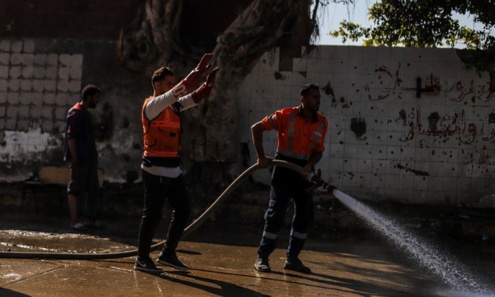 Ćistači peru ulice od krvi