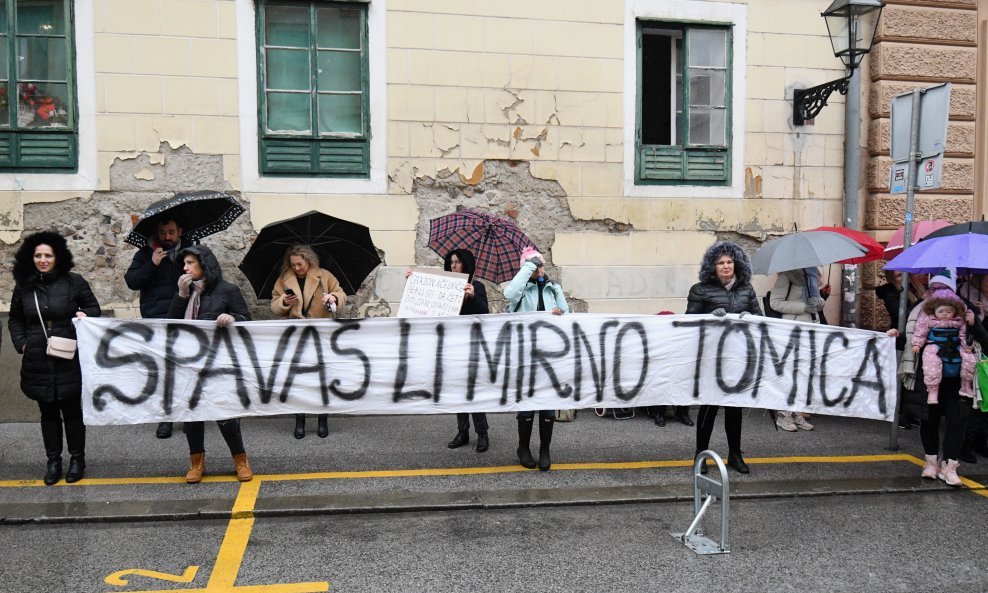 Prosvjed aktivista za prava roditelja-odgojitelja u Zagrebu