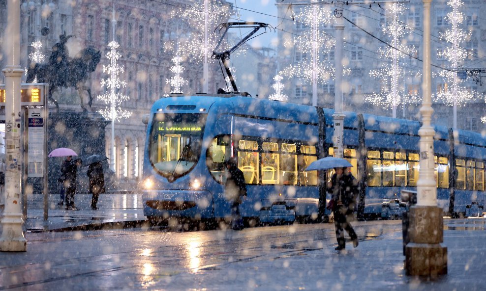 Stigla je promjena vremena, gust snijeg od jutra pada u Zagrebu