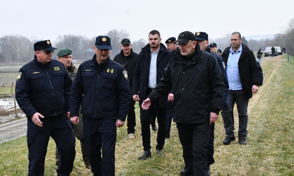 Davor Božinović u obilasku najduže riječne granice s BiH