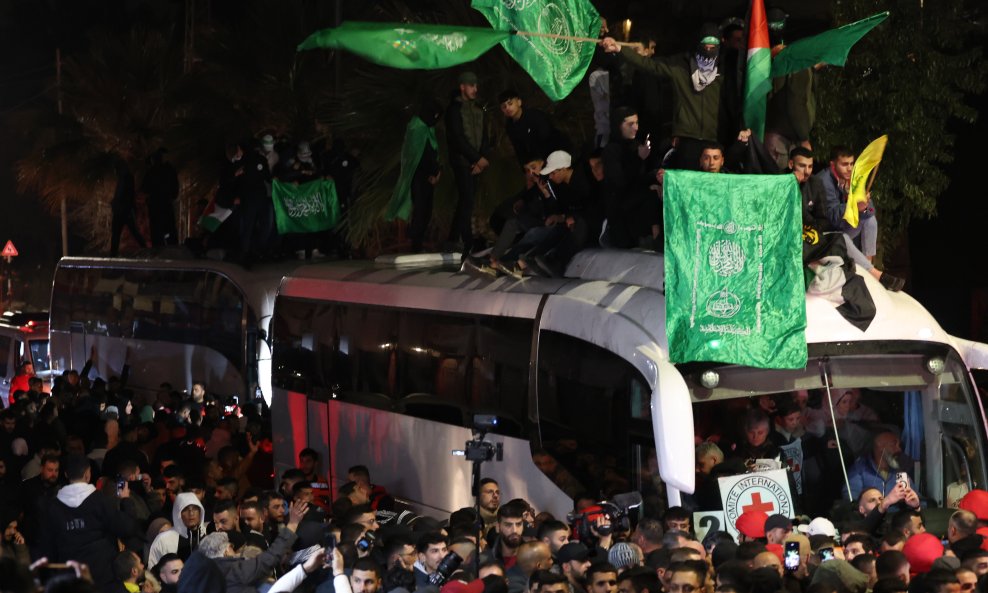 Autobus s oslobođenim palestinskim taocima dočekan je s oduševljenjem u Ramali