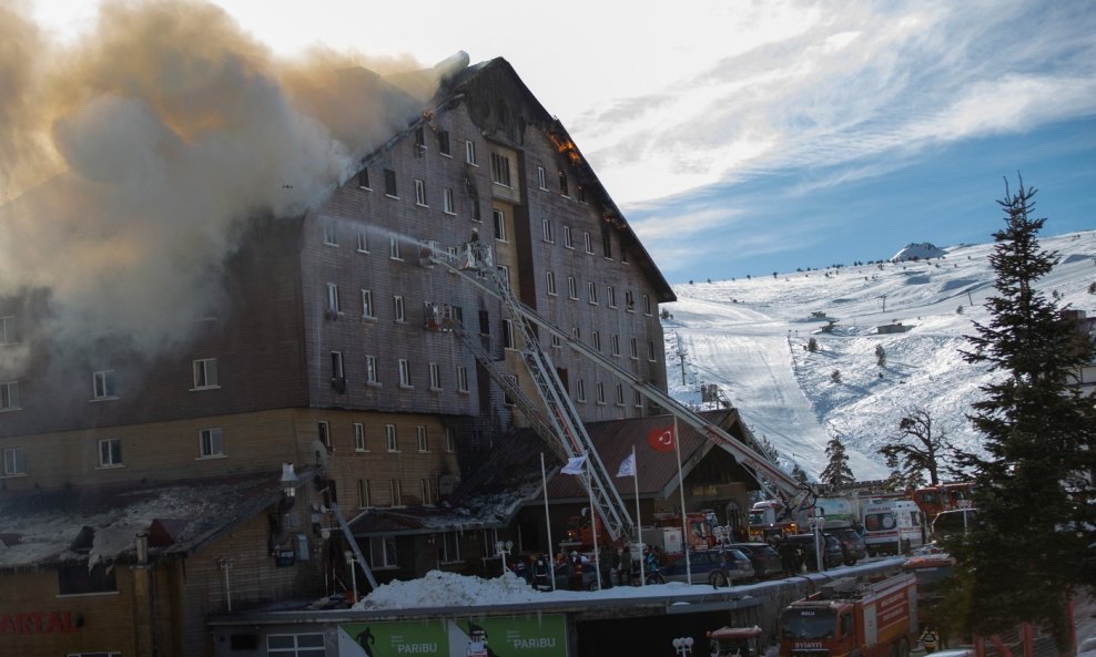 Najmanje deset ljudi je poginulo u požaru u hotelu na turskom skijalištu